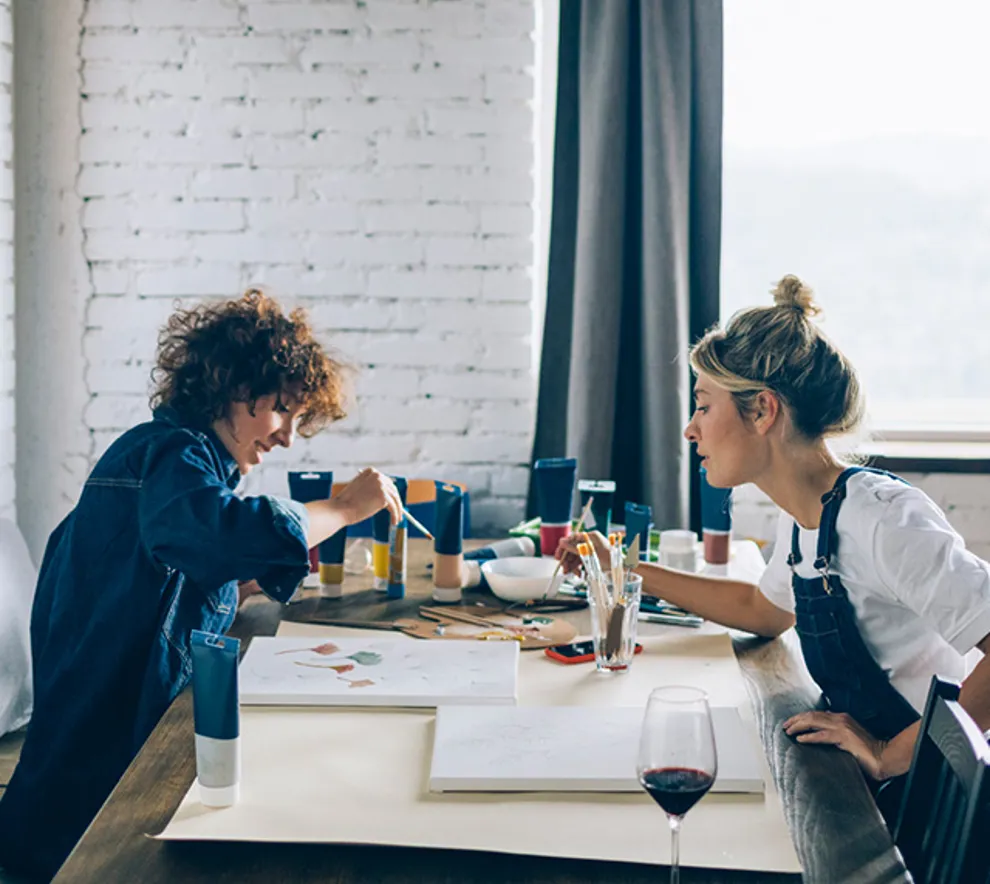 To kvinner som maler på lerret