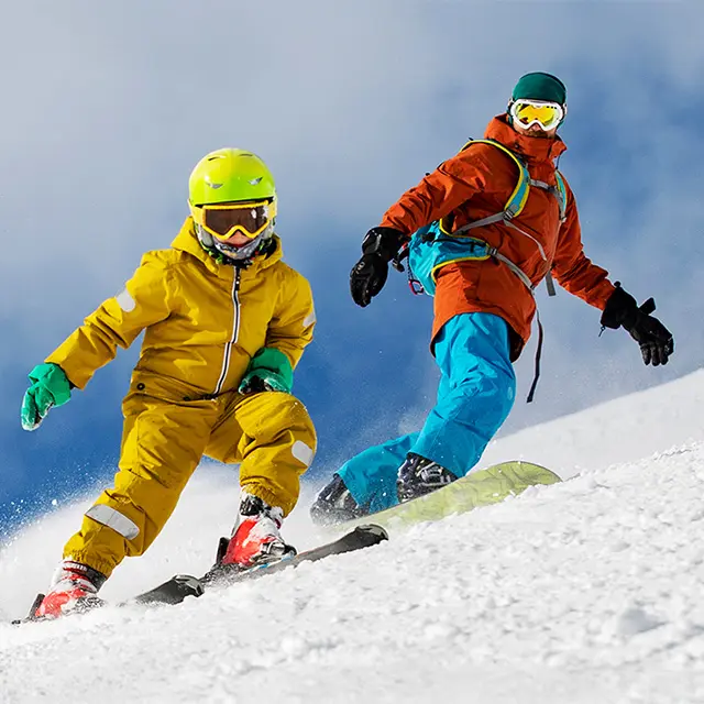 To personer i en alpin-bakke