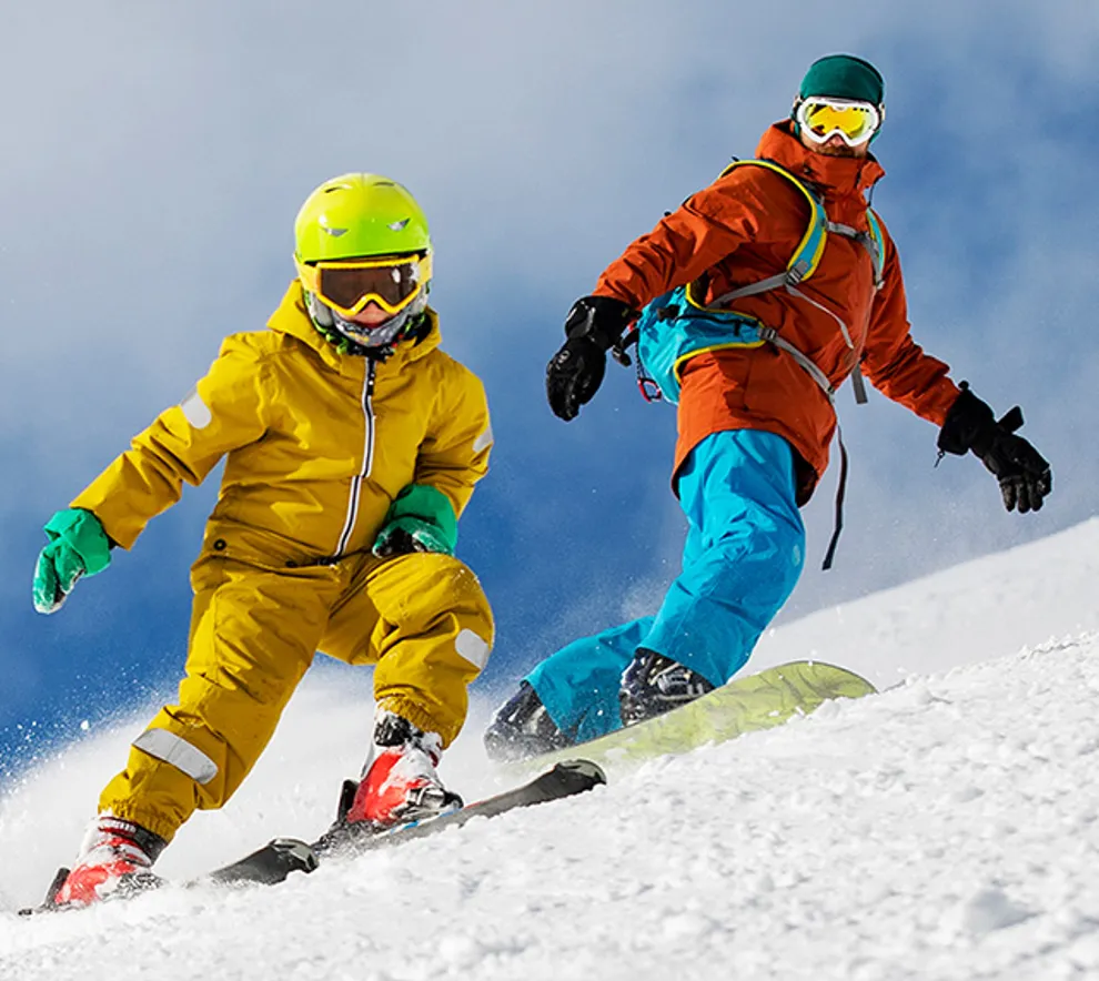 To personer i en alpin-bakke