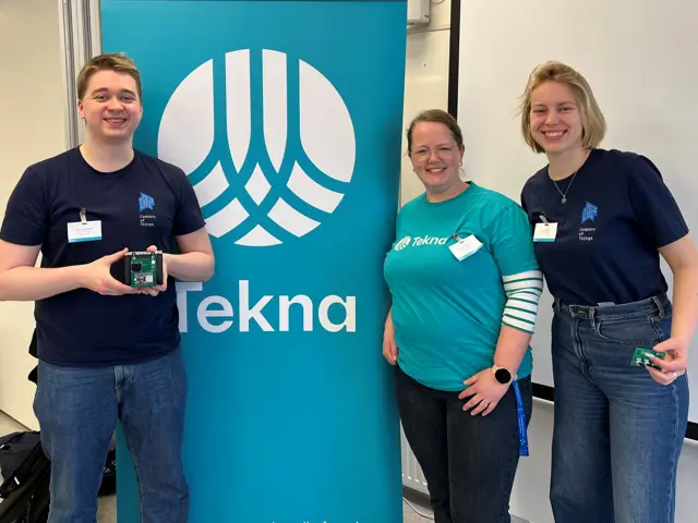 3 personer ved en Tekna-stand