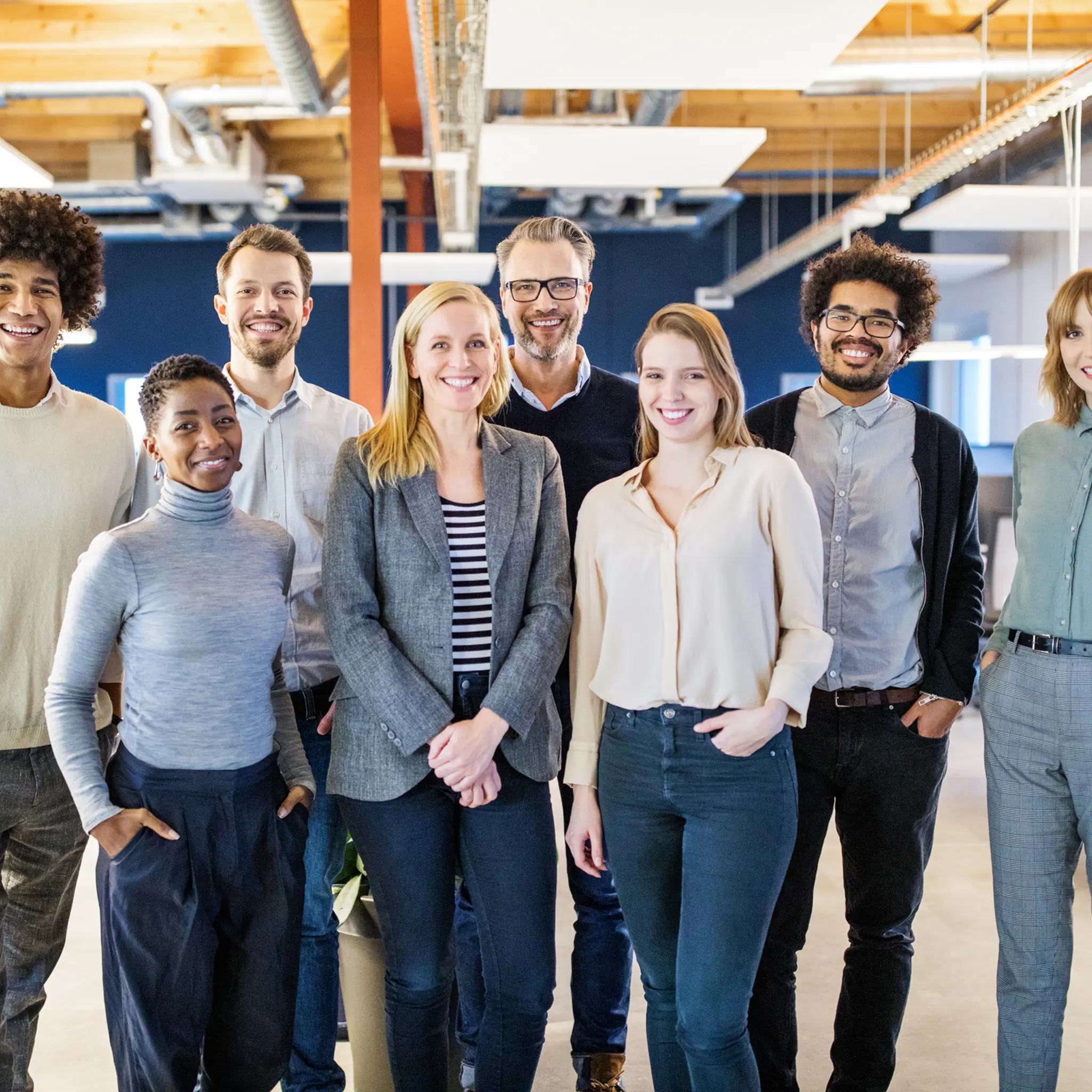 en flokk glade mennesker