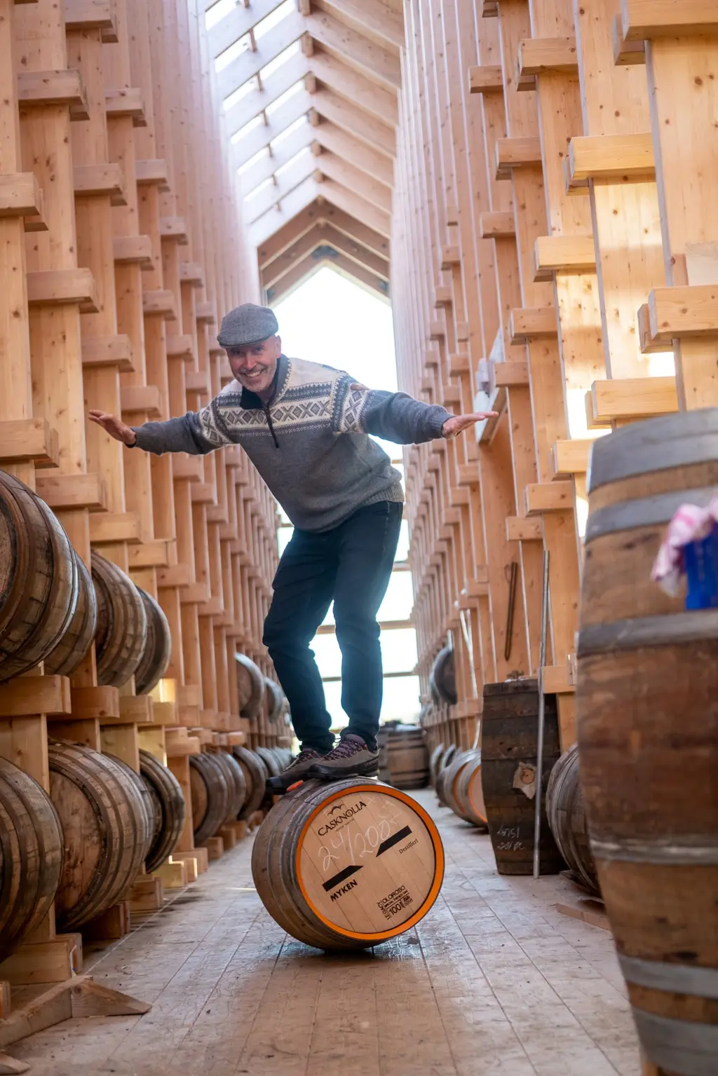 Mann balanserer på tønne