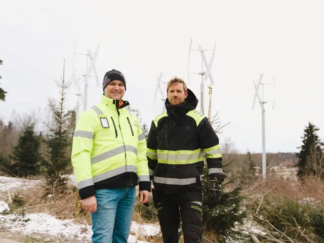 2 menn ute ved vindmøller