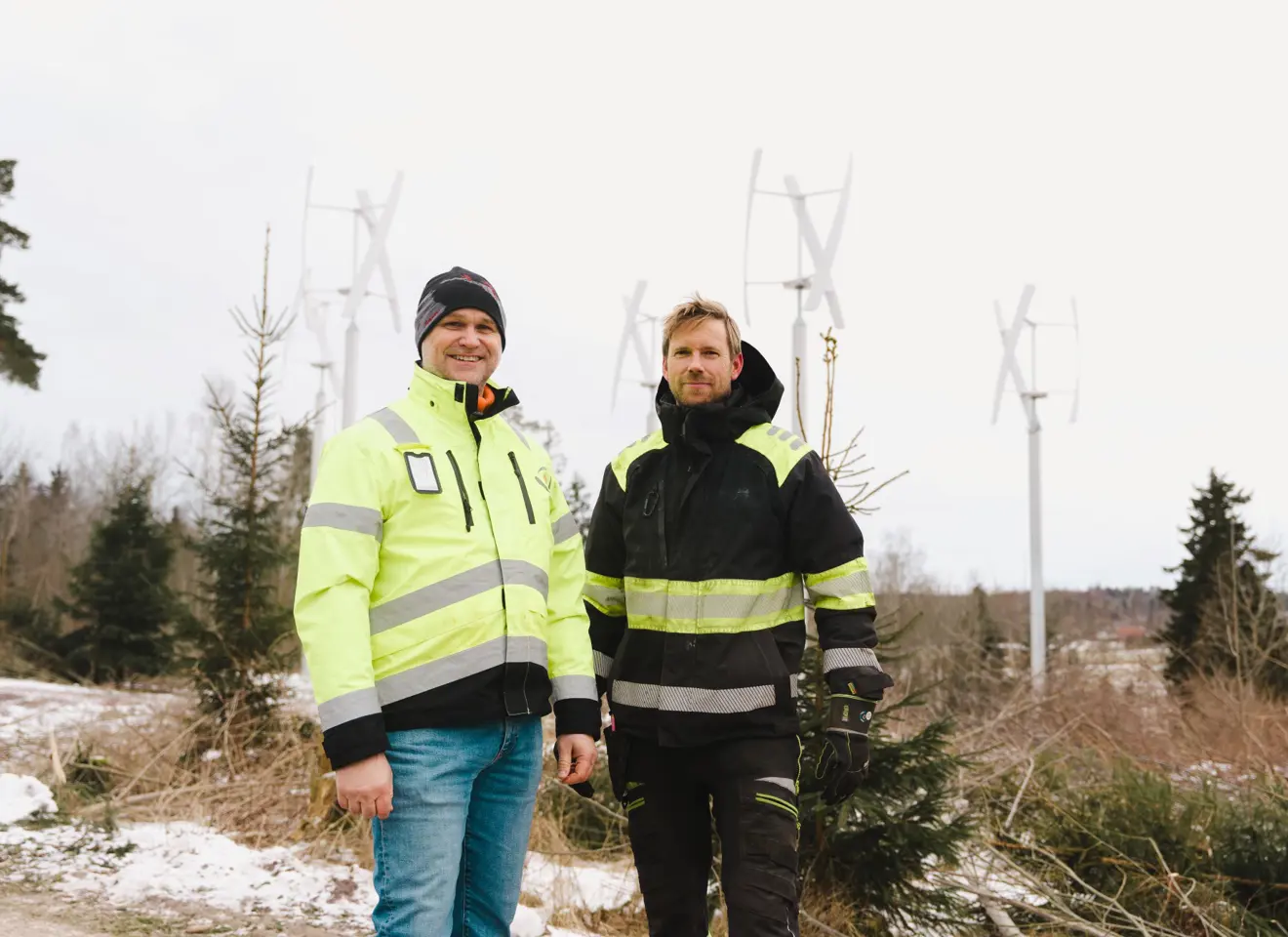 2 menn ute ved vindmøller