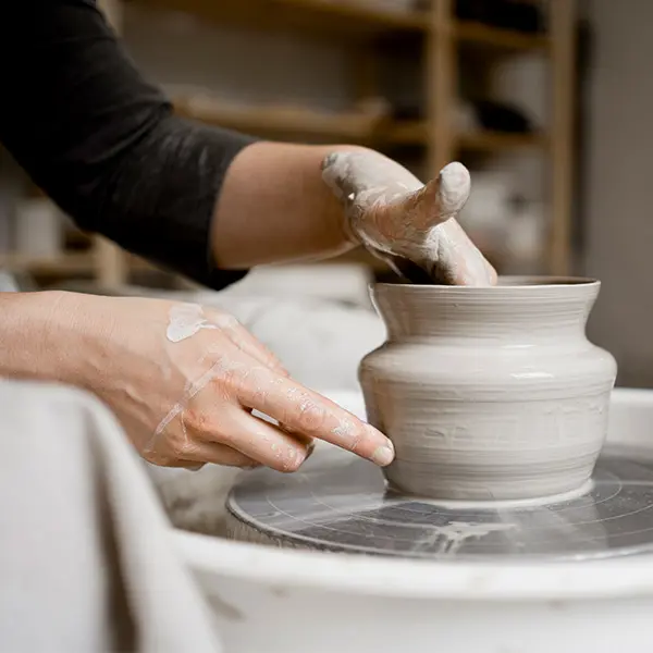 Person som lager keramikk