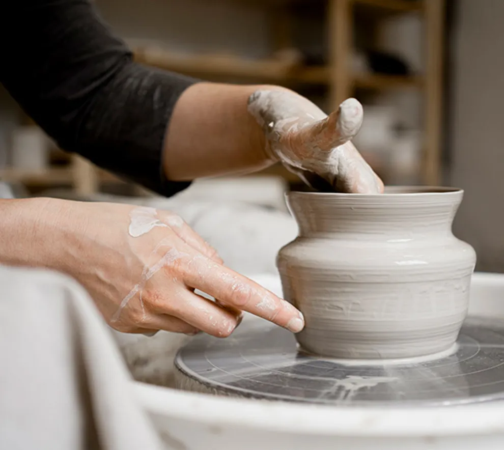 Person som lager keramikk