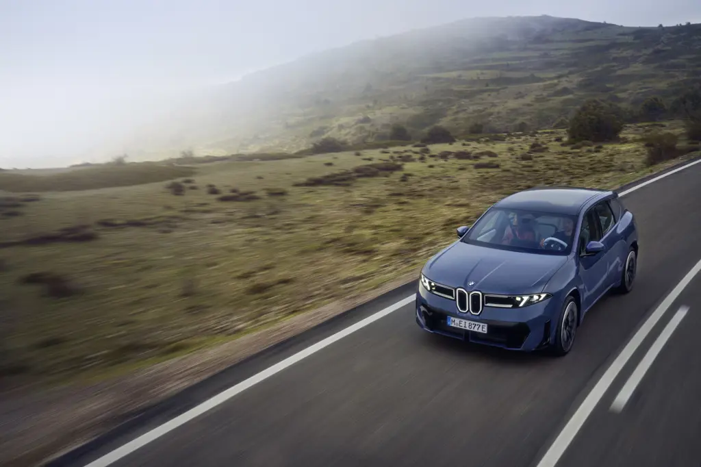 Bilde av en ny elektrisk BMW på nordisk vei