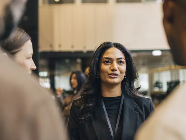 Dame som mingler på konferanse