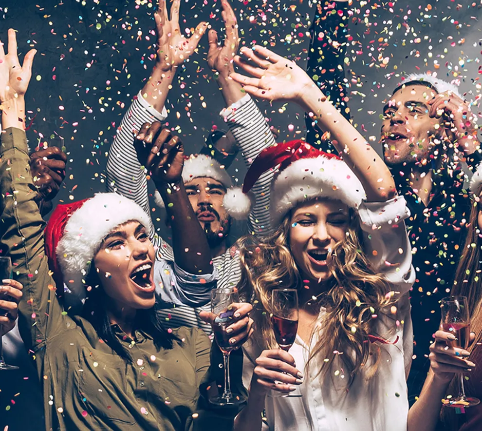 Festglade mennesker med nisselue