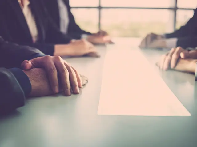 Illustrasjonsbilde av folk i møte