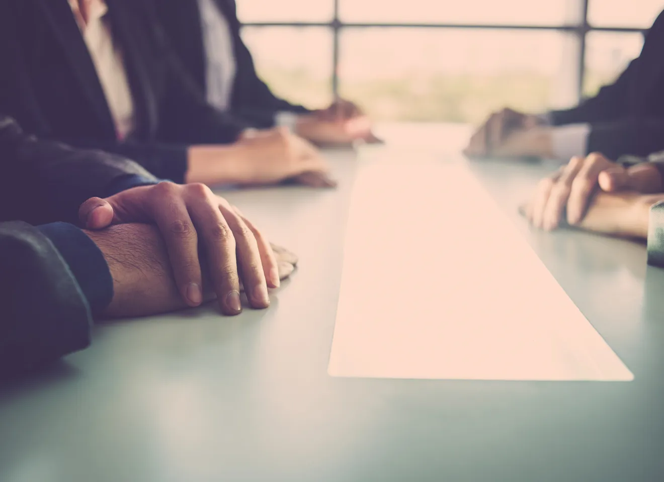 Illustrasjonsbilde av folk i møte