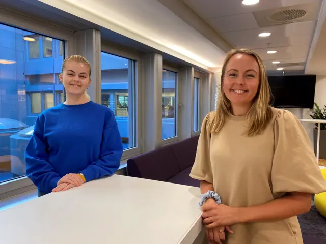 Maria og Maja ved bord i Teknas lokaler