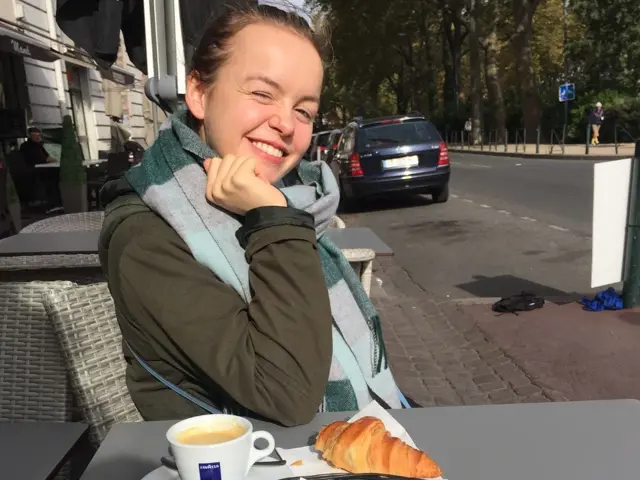 Rebekka sitter på utecafe