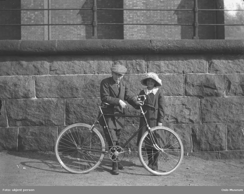 Sorthvitbilde av en mann og en kvinne med en ganske modern sykkel