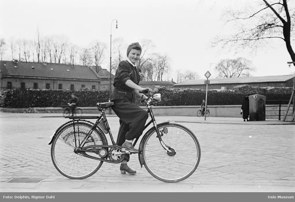 Sorthvitbilde av en kvinne på sykkel ved Kontraskjæret
