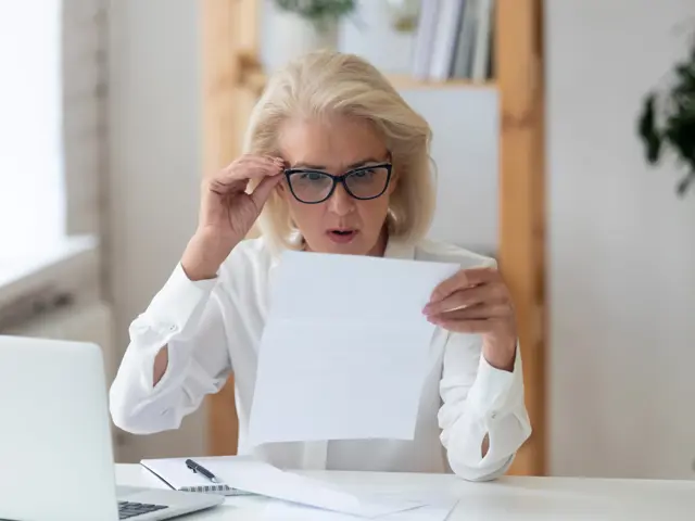 Kvinne overrasket over skriftelig advarsel på arbeidsplassen