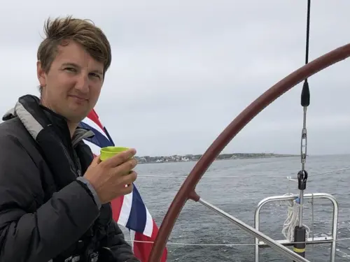 Erik Hveding med en kopp kaffe på en båt