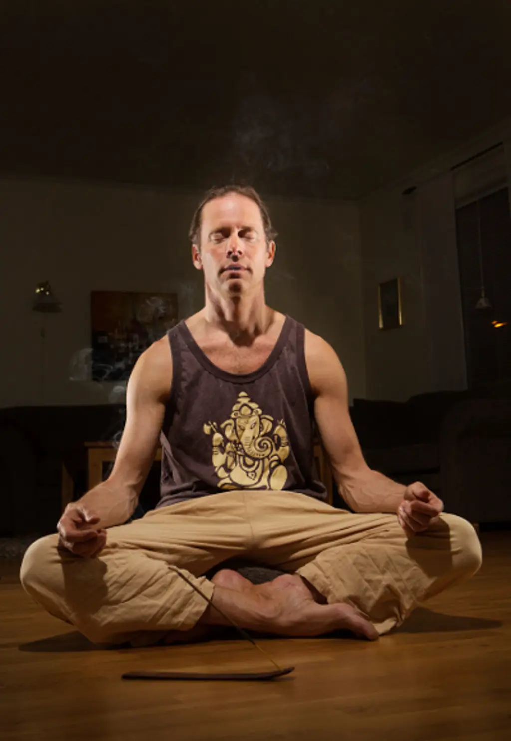 Øystein Rushfeldt sitter med beina i kors og har øynene igjen. klassisk meditasjonspositur. 