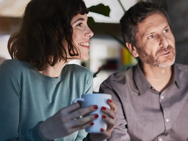 To kollegaer ved PC-skjerm kveldstid