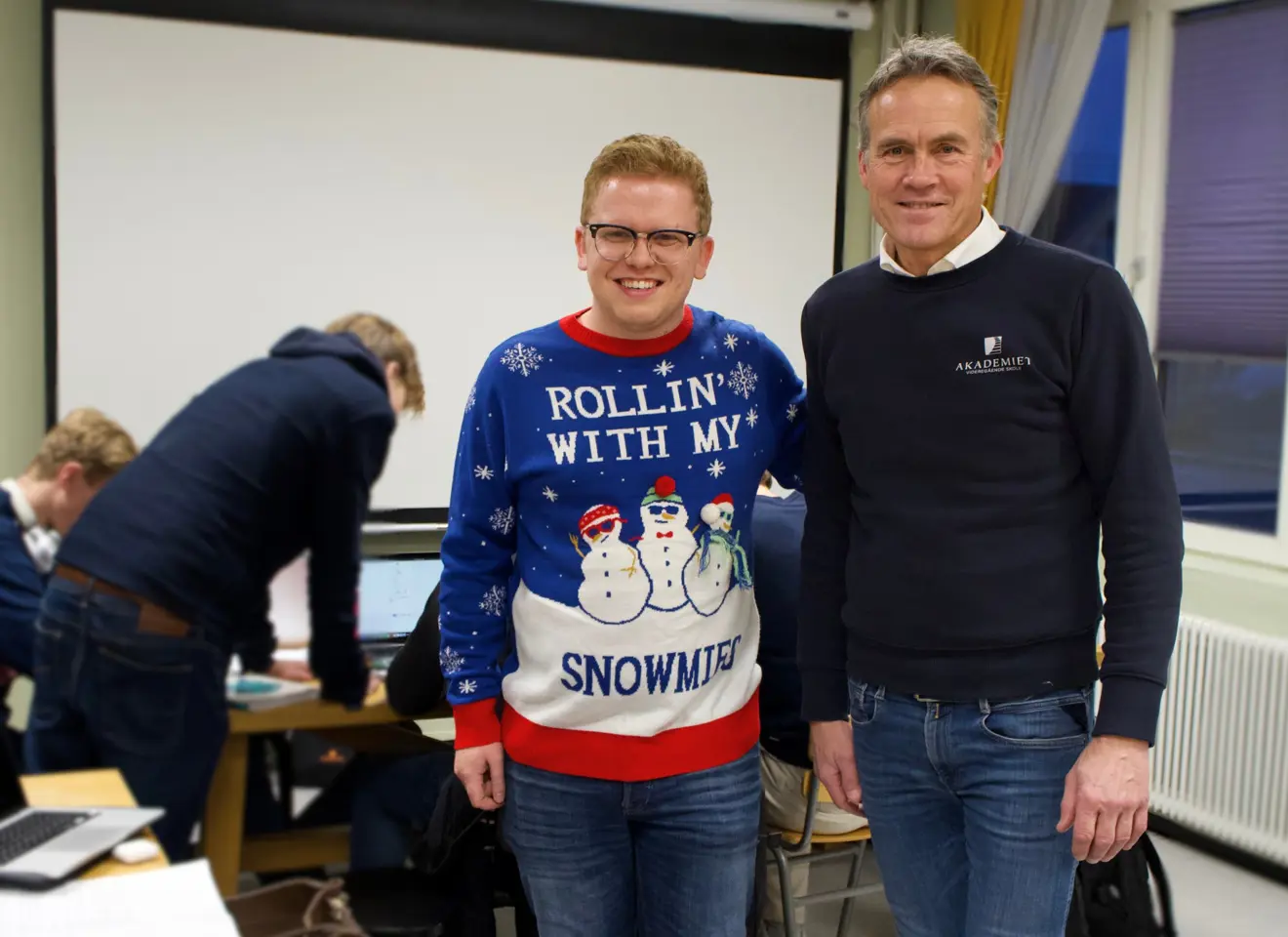 To mrnn med elever i bakgrunnen