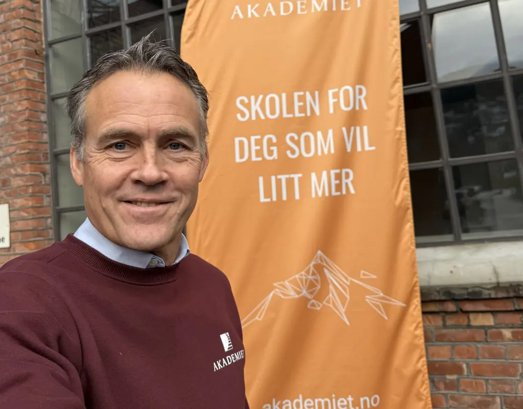 Mann foran oransje logo