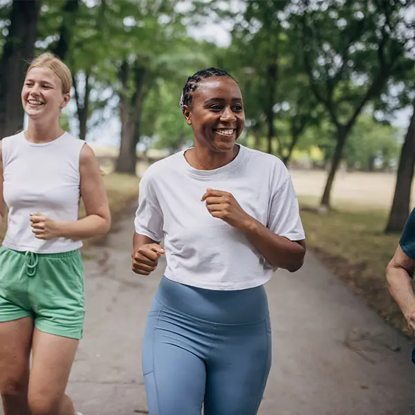 Venner som jogger sammen
