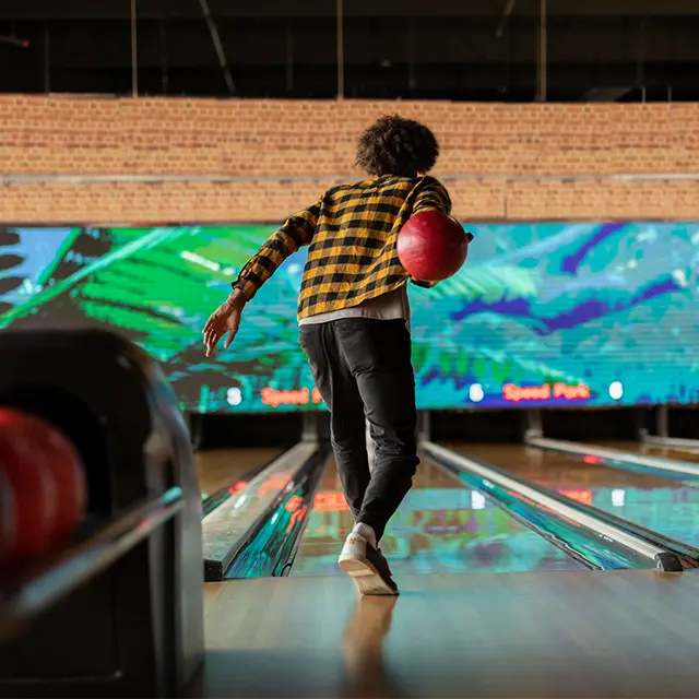 Mann som bowler