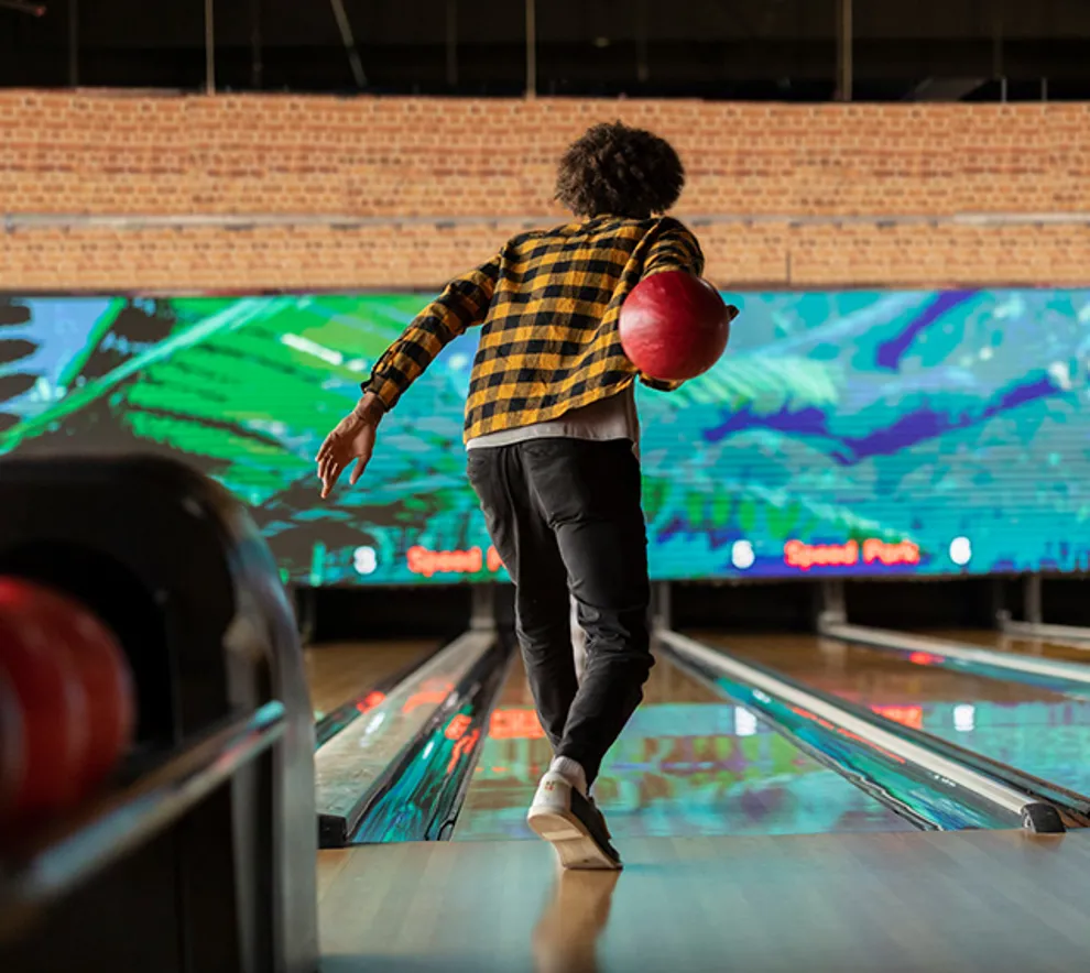 Mann som bowler