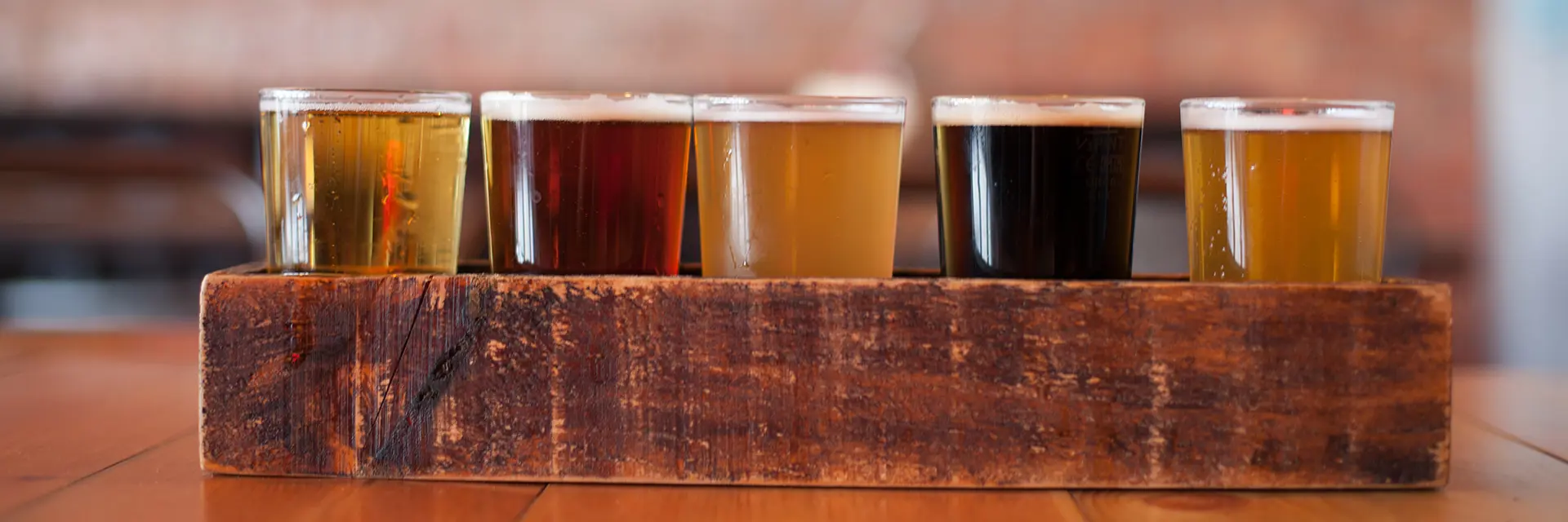 Ølplanke med fem forskjellige øl
