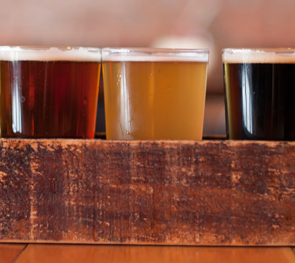 Ølplanke med fem forskjellige øl