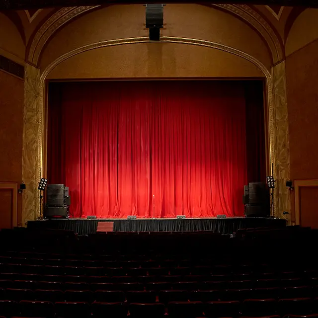 Bilde av teaterscene med lukkede gardiner