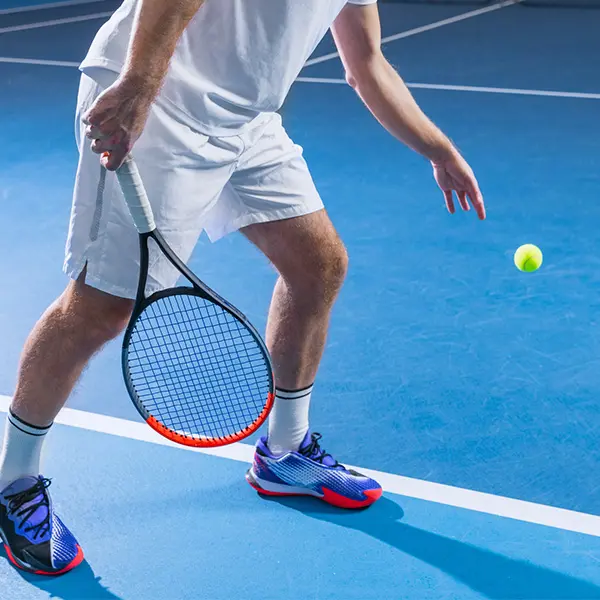 Person som spiller tennis