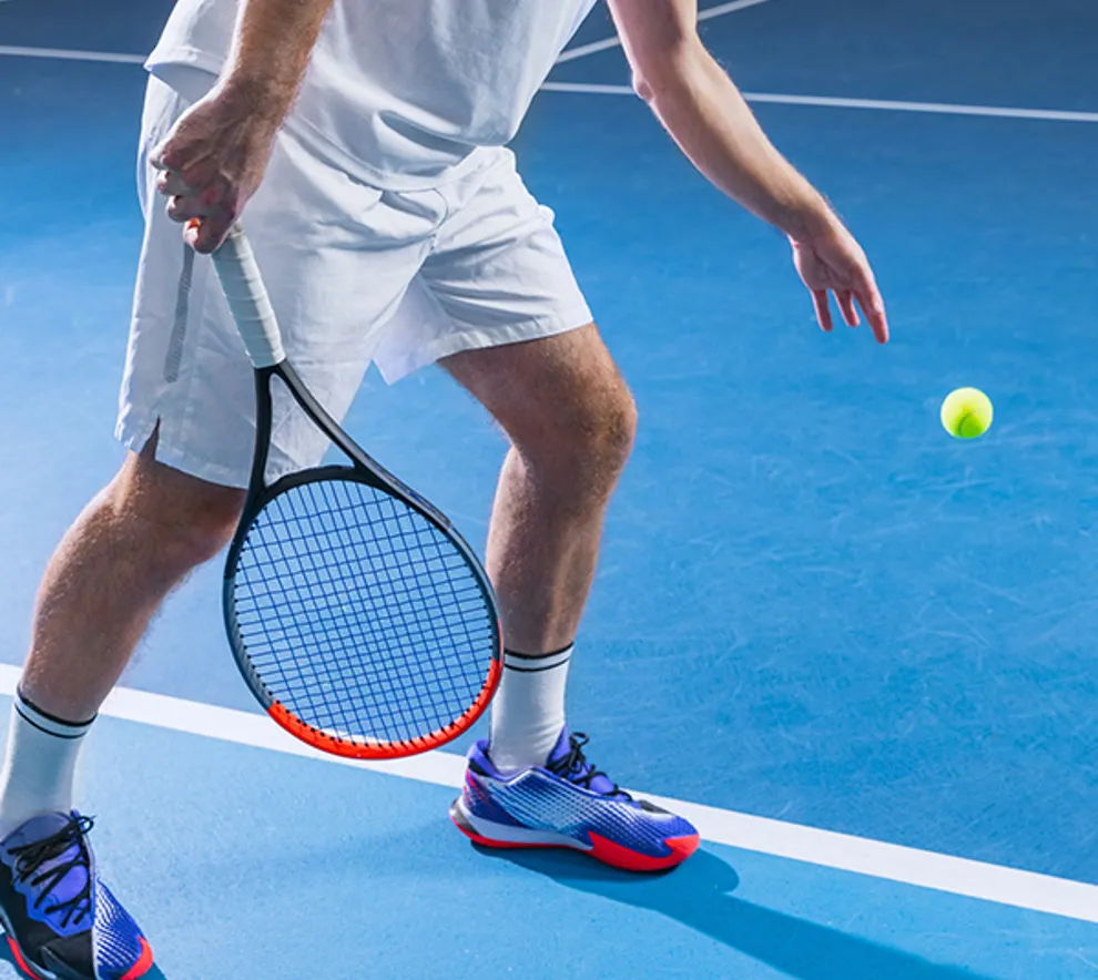 Person som spiller tennis
