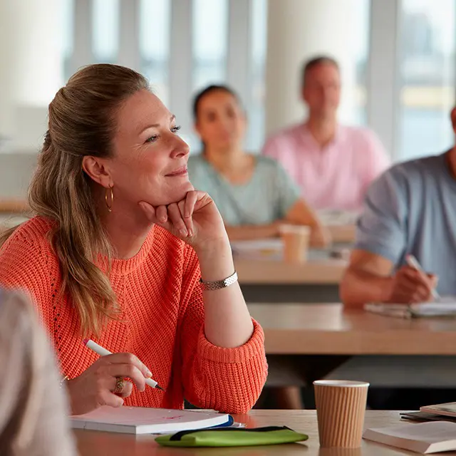 Kvinne som følger med på kurs