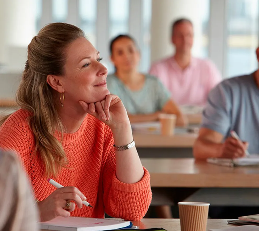 Kvinne som følger med på kurs