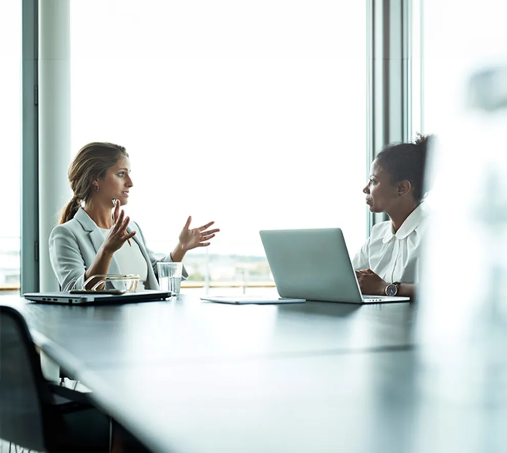 To personer i samtale