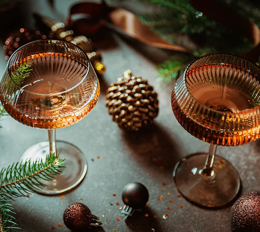 To glass rosé på et bord med julepynt