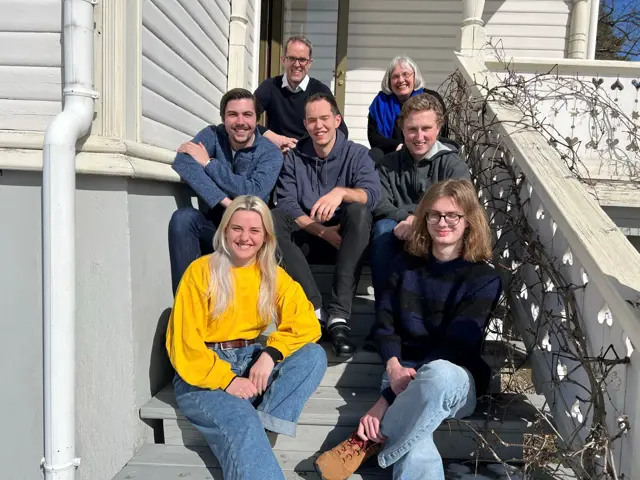 Menn og kvinner i en trapp