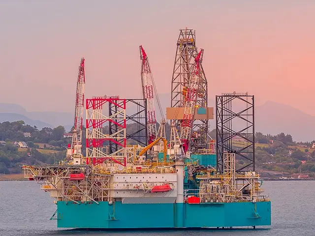 oljeplattform i rosa kveldslys