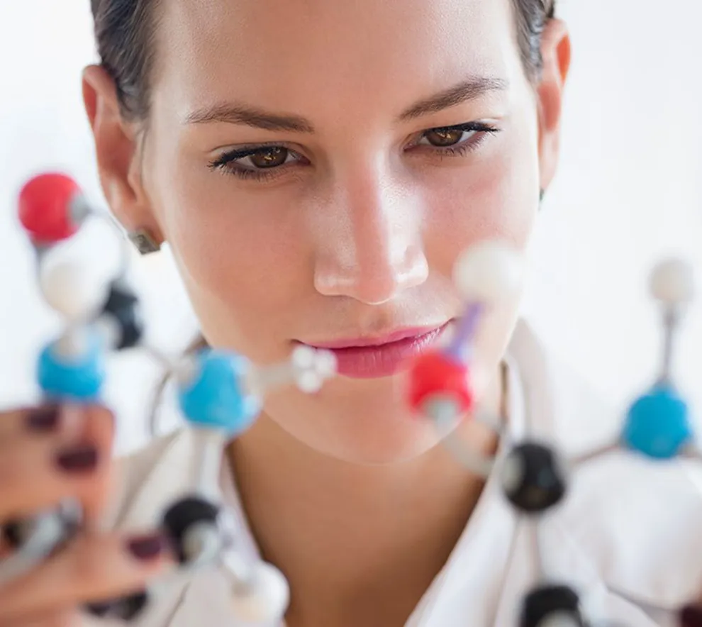 En kvinne som studerer molekyler