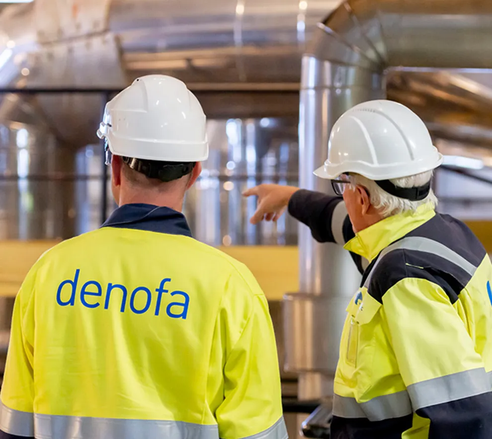 To arbeidere med Denofa logo på ryggen