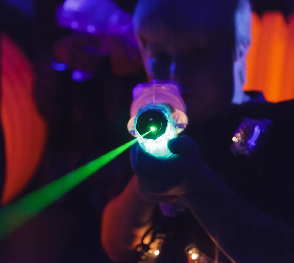 Person som spiller lasertag