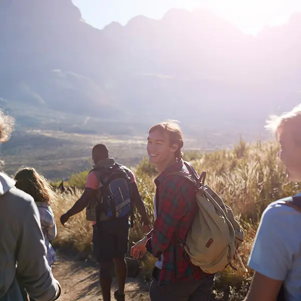 Unge mennesker på  tur