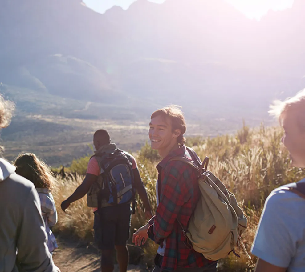 Unge mennesker på tur