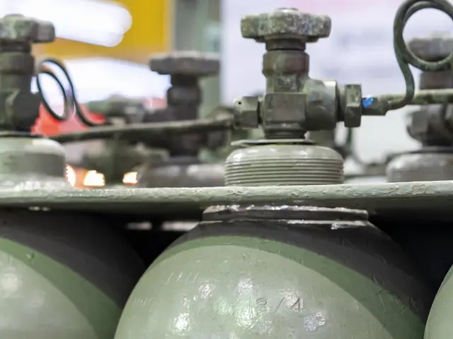 Nærbilde av ventiler på flere store gasflasker