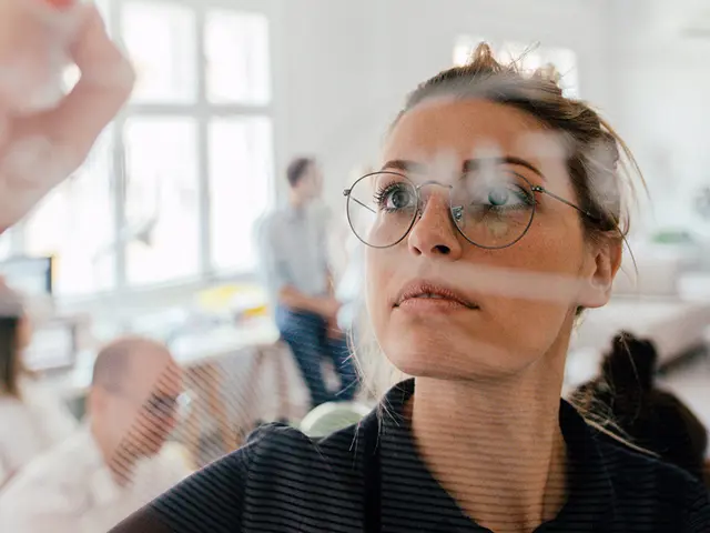 Illustrasjonsbilde av en ung kvinne som skriver på et whiteboard