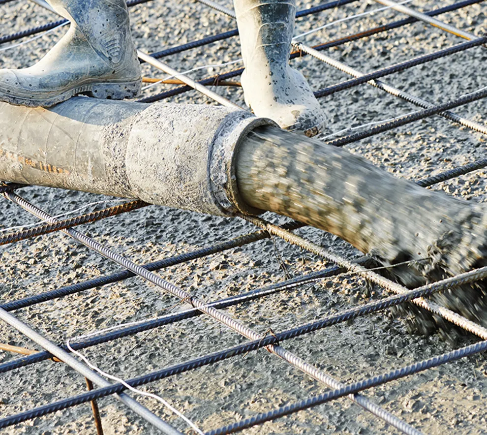 Armeringsjern som fylles med betong