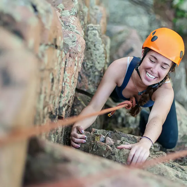 Kvinne som klatrer
