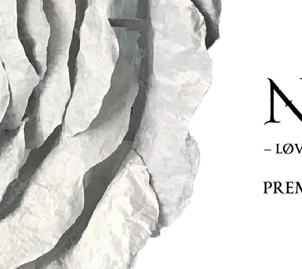 Teaterplakat med svart-hvit rose og "Narnia"-tittelen