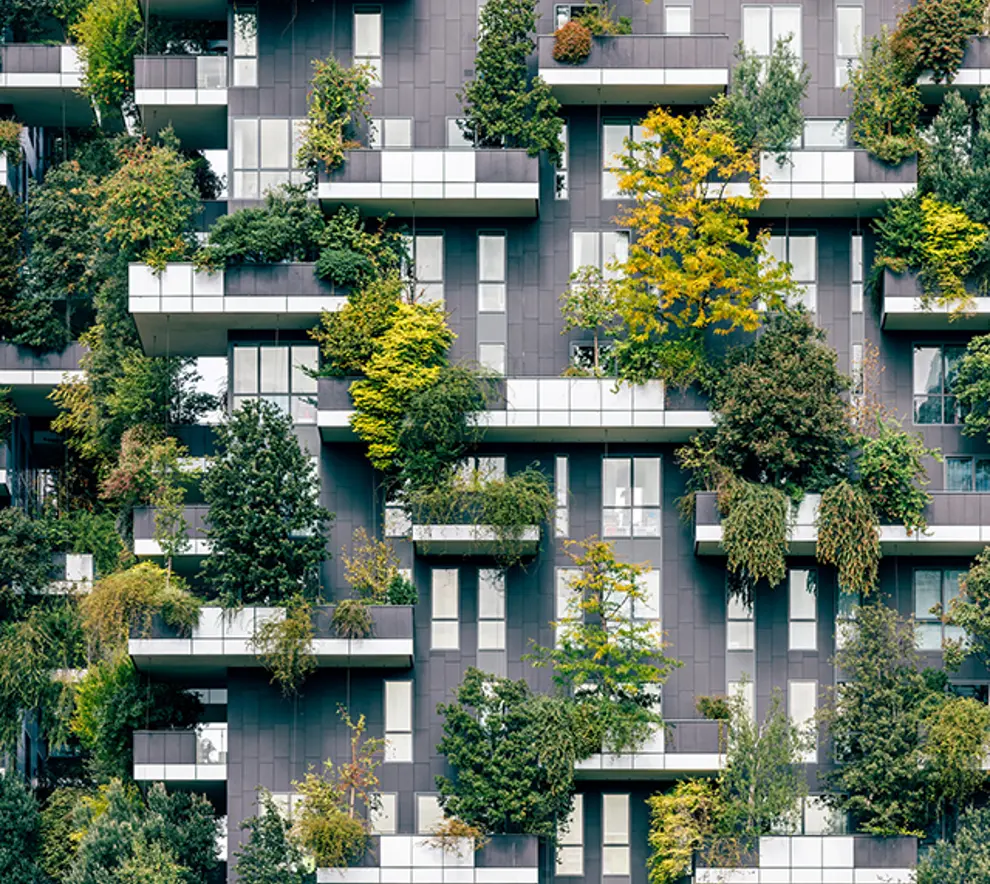 Fasade på boligblokk med grønne planter